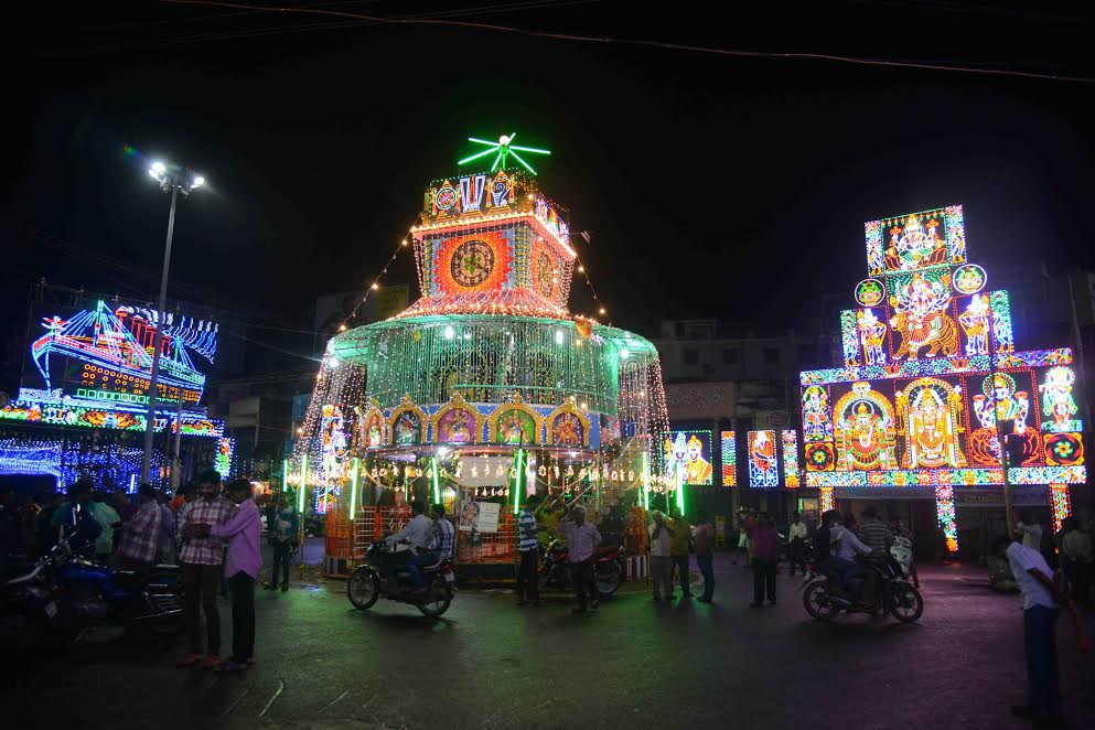 దేవీ చౌకౠవదà±à°¦ దీపాలతో అలంకరించిన రథం